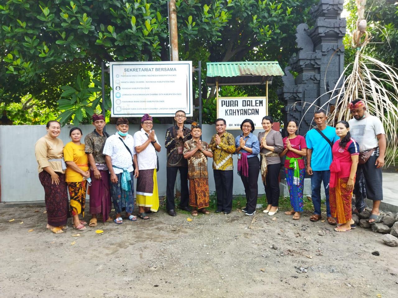 Silaturahmi Nikolaus Nuka Ke Pesraman Pura Dalem Kahyangan Ende